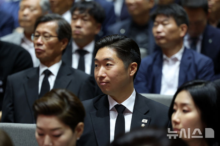 [서울=뉴시스] 조성우 기자 = 26일 서울 용산구 백범김구기념관에서 열린 백범 김구 선생 제76주기 추모식에서 김구 선생 증손자인 김용만 더불어민주당 의원이 자리하고 있다. 2025.06.26. xconfind@newsis.com