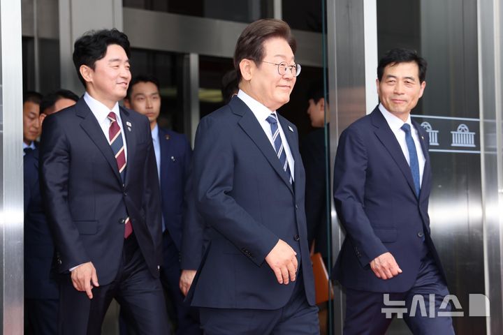 [서울=뉴시스] 국회사진기자단 = 이재명 대통령이 26일 서울 여의도 국회에서 추가경정예산 시정연설을 마친 뒤 본청에서 나오고 있다. 2025.06.26. photo@newsis.com