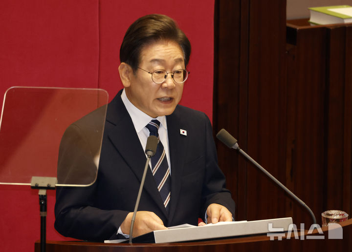 [서울=뉴시스] 국회사진기자단 = 이재명 대통령이 26일 서울 여의도 국회에서 열린 본회의에서 2025년도 제2회 추가경정예산안 시정연설을 하고 있다. 2025.06.25. photo@newsis.com