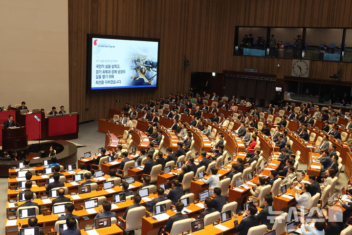[서울=뉴시스] 국회사진기자단 = 이재명 대통령이 26일 서울 여의도 국회에서 열린 본회의에서 2025년도 제2회 추가경정예산안 시정연설을 하고 있다. 2025.06.25. photo@newsis.com