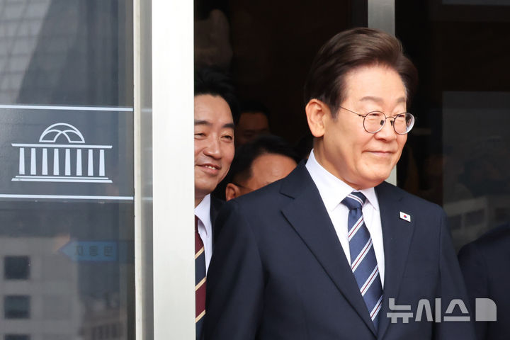 [서울=뉴시스] 국회사진기자단 = 이재명 대통령이 26일 서울 여의도 국회에서 추가경정예산 시정연설을 마친 뒤 본청을 나서고 있다. 2025.06.26. photo@newsis.com