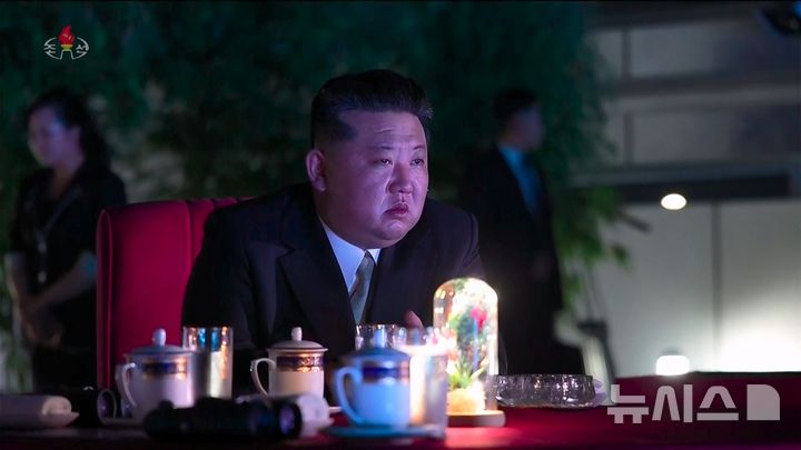 [서울=뉴시스] 김정은 북한 국무위원장이 지난 24일 아내 리설주, 딸 주애와 함께 원산갈마해안관광지구 준공식에 참석했다고 조선중앙TV가 26일 보도했다. 리 여사가 공개 석상에 모습을 드러낸 것을 1년 6개월 만이다. (사진=조선중앙TV 캡쳐) 2025.06.26. photo@newsis.com