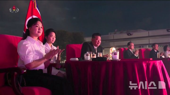 [서울=뉴시스] 김정은 북한 국무위원장이 지난 24일 아내 리설주, 딸 주애와 함께 원산갈마해안관광지구 준공식에 참석했다고 조선중앙TV가 26일 보도했다. 리 여사가 공개 석상에 모습을 드러낸 것을 1년 6개월 만이다. (사진=조선중앙TV 캡쳐) 2025.06.26. photo@newsis.com