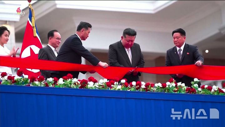 [서울=뉴시스] 김정은 북한 국무위원장이 지난 24일 아내 리설주, 딸 주애와 함께 원산갈마해안관광지구 준공식에 참석했다고 조선중앙TV가 26일 보도했다. 리 여사가 공개 석상에 모습을 드러낸 것을 1년 6개월 만이다. (사진=조선중앙TV 캡쳐) 2025.06.26. photo@newsis.com