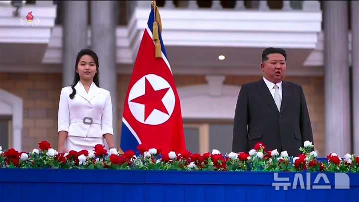 [서울=뉴시스] 김정은 북한 국무위원장이 지난 24일 아내 리설주, 딸 주애와 함께 원산갈마해안관광지구 준공식에 참석했다고 조선중앙TV가 26일 보도했다. 리 여사가 공개 석상에 모습을 드러낸 것을 1년 6개월 만이다. (사진=조선중앙TV 캡쳐) 2025.06.26. photo@newsis.com