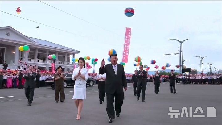 [서울=뉴시스] 김정은 북한 국무위원장이 지난 24일 아내 리설주, 딸 주애와 함께 원산갈마해안관광지구 준공식에 참석했다고 조선중앙TV가 26일 보도했다. (사진=조선중앙TV 캡쳐) 2025.06.26. photo@newsis.com
