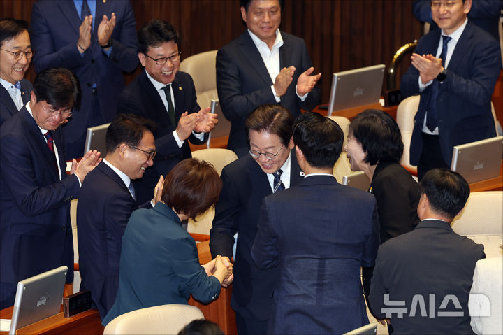 [서울=뉴시스] 국회사진기자단 = 이재명 대통령이 26일 오전 서울 여의도 국회에서 열린 제426회국회(임시회) 제2차 본회의에서 2025년도 제2회 추가경정예산안에 대한 정부의 시정연설을 하기위해 본회의장에 입장하며 더불어민주당 의원들과 인사하고 있다. 2025.06.26. photo@newsis.com