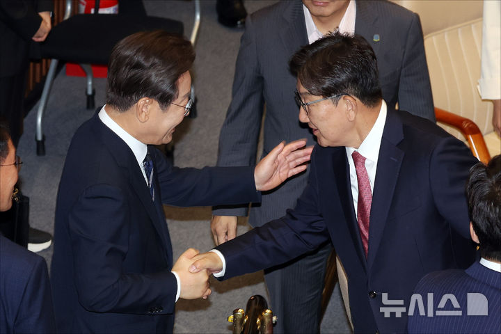 [서울=뉴시스] 국회사진기자단 = 이재명 대통령이 26일 오전 서울 여의도 국회에서 열린 제426회국회(임시회) 제2차 본회의에서 2025년도 제2회 추가경정예산안에 대한 정부의 시정연설을 마친 뒤 권성동 국민의힘 의원과 인사하고 있다. 2025.06.26. photo@newsis.com