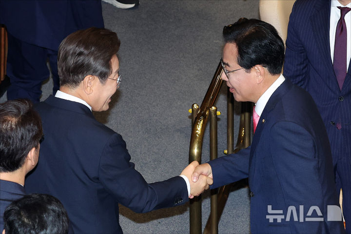 [서울=뉴시스] 국회사진기자단 = 이재명 대통령이 26일 오전 서울 여의도 국회에서 열린 제426회국회(임시회) 제2차 본회의에서 2025년도 제2회 추가경정예산안에 대한 정부의 시정연설을 마친 뒤 송언석 국민의힘 원내대표와 인사하고 있다. 2025.06.26. photo@newsis.com