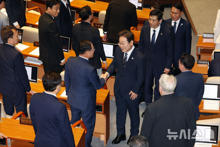 [서울=뉴시스] 국회사진기자단 = 이재명 대통령이 26일 오전 서울 여의도 국회에서 열린 제426회국회(임시회) 제2차 본회의에서 2025년도 제2회 추가경정예산안에 대한 정부의 시정연설을 마친 뒤 국민의힘 의원들과 인사하고 있다. 2025.06.26. photo@newsis.com