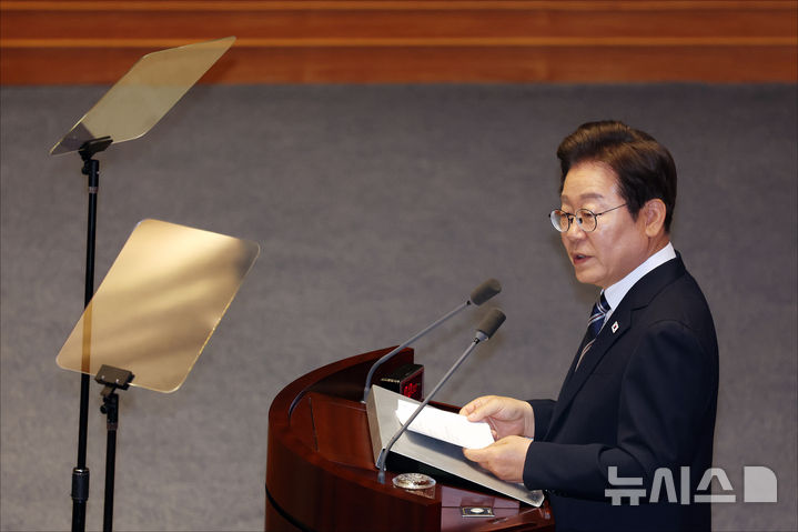 [서울=뉴시스] 국회사진기자단 = 이재명 대통령이 26일 오전 서울 여의도 국회에서 열린 제426회국회(임시회) 제2차 본회의에서 2025년도 제2회 추가경정예산안에 대한 정부의 시정연설을 하고 있다. 2025.06.26. photo@newsis.com