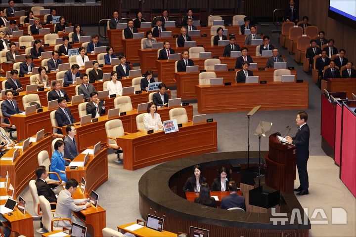 [서울=뉴시스] 국회사진기자단 = 이재명 대통령이 26일 오전 서울 여의도 국회에서 열린 제426회국회(임시회) 제2차 본회의에서 2025년도 제2회 추가경정예산안에 대한 정부의 시정연설을 하고 있다. 2025.06.26. photo@newsis.com