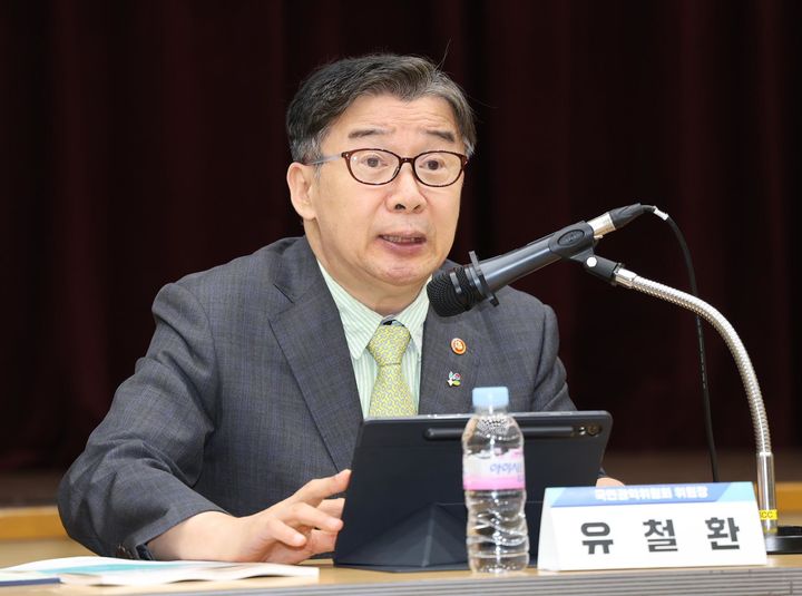 [서울=뉴시스] 유철환 국민권익위원장이 26일 세종시 정부세종컨벤션센터에서 열린 2025년 제1회 시민고충처리위원회 워크숍 및 역량강화 교육에 참석해 인사말을 하고 있다. (사진=국민권익위원회 제공) 2025.06.26. photo@newsis.com *재판매 및 DB 금지