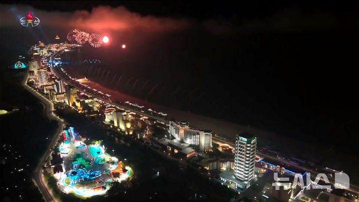 [서울=뉴시스] 북한의 대형 해변 리조트 단지인 원산갈마해안관광지구가 준공됐다. 조선중앙TV는 김정은 북한 국무위원장과 아내 리설주, 딸 주애가 참석한 가운데 지난 24일&nbsp; 준공식이 진행됐다고 26일 보도했다. 사진은 원산갈마해안관광지구. (사진=조선중앙TV 캡쳐) 2025.06.26. photo@newsis.com