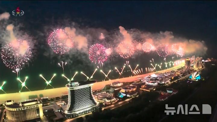 [서울=뉴시스] 북한의 대형 해변 리조트 단지인 원산갈마해안관광지구가 준공됐다. 조선중앙TV는 김정은 북한 국무위원장과 아내 리설주, 딸 주애가 참석한 가운데 지난 24일&nbsp; 준공식이 진행됐다고 26일 보도했다. 사진은 원산갈마해안관광지구. (사진=조선중앙TV 캡쳐) 2025.06.26. photo@newsis.com