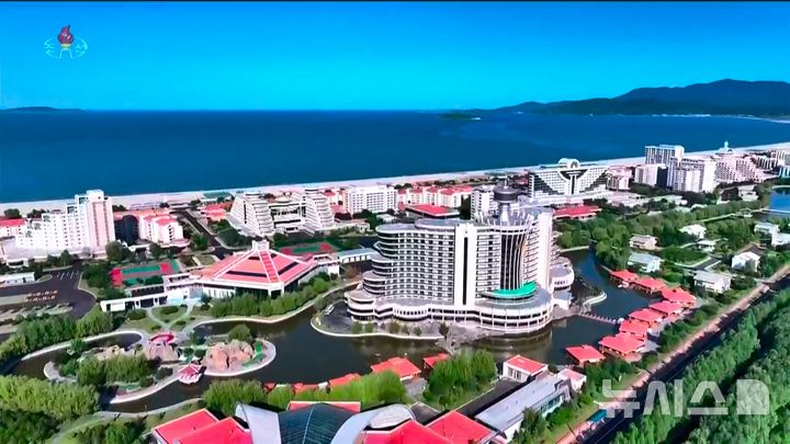 [서울=뉴시스] 북한의 대형 해변 리조트 단지인 원산갈마해안관광지구가 준공됐다. 조선중앙TV는 김정은 북한 국무위원장과 아내 리설주, 딸 주애가 참석한 가운데 지난 24일&nbsp; 준공식이 진행됐다고 26일 보도했다. 사진은 원산갈마해안관광지구. (사진=조선중앙TV 캡쳐) 2025.06.26. photo@newsis.com