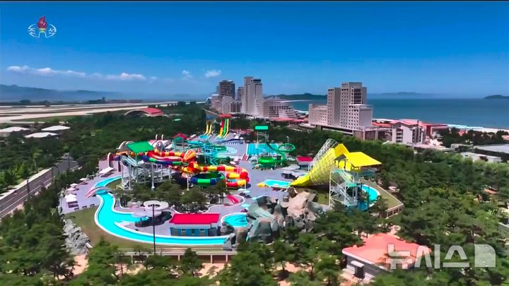 [서울=뉴시스] 북한의 대형 해변 리조트 단지인 원산갈마해안관광지구가 준공됐다. 조선중앙TV는 김정은 북한 국무위원장과 아내 리설주, 딸 주애가 참석한 가운데 지난 24일&nbsp; 준공식이 진행됐다고 26일 보도했다. 사진은 원산갈마해안관광지구. (사진=조선중앙TV 캡쳐) 2025.06.26. photo@newsis.com