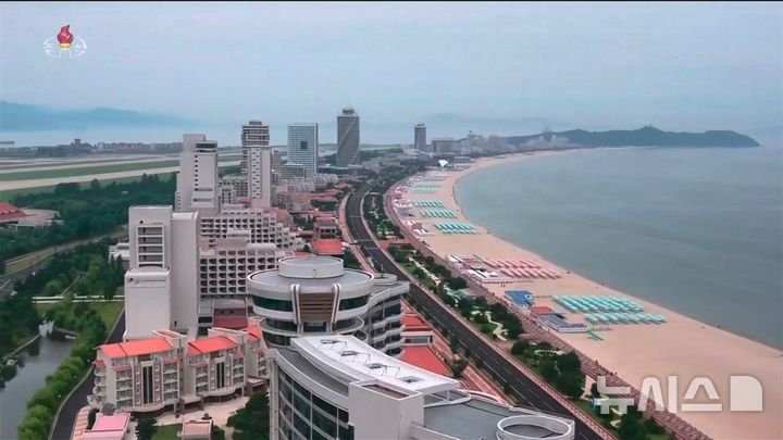 [서울=뉴시스] 북한의 대형 해변 리조트 단지인 원산갈마해안관광지구가 준공됐다. 조선중앙TV는 김정은 북한 국무위원장과 아내 리설주, 딸 주애가 참석한 가운데 지난달 24일 준공식이 진행됐다고 26일 보도했다. 중국인들이 갈마 리조트에 중국 관광객보다 러시아 관광객을 먼저 받는 것에 불만을 드러내고 있다. (사진=조선중앙TV 캡쳐) 2025.7.3 photo@newsis.com