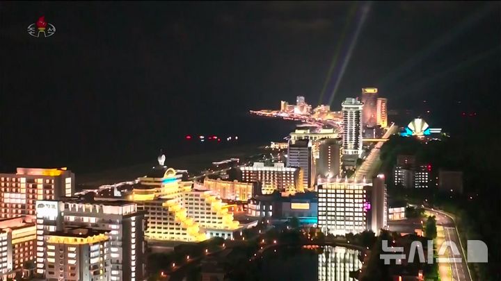 [서울=뉴시스] 북한의 대형 해변 리조트 단지인 원산갈마해안관광지구가 준공됐다. 조선중앙TV는 김정은 북한 국무위원장과 아내 리설주, 딸 주애가 참석한 가운데 지난 24일&nbsp; 준공식이 진행됐다고 26일 보도했다. 사진은 원산갈마해안관광지구. (사진=조선중앙TV 캡쳐) 2025.06.26. photo@newsis.com