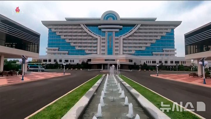 [서울=뉴시스] 북한의 대형 해변 리조트 단지인 원산갈마해안관광지구가 준공됐다. 조선중앙TV는 김정은 북한 국무위원장과 아내 리설주, 딸 주애가 참석한 가운데 지난 6월24일 준공식이 진행됐다고 26일 보도했다. 일부에서 이 리조트가 외국 관광객을 위한 시설이라고 관측했으나 그보다는 북한이 국내 관광을 진흥하려는 목적에서 지은 것이라는 평가가 나왔다. (사진=조선중앙TV 캡쳐) 2025.08.5. photo@newsis.com