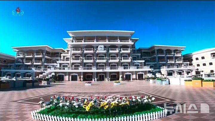 [서울=뉴시스] 북한의 대형 해변 리조트 단지인 원산갈마해안관광지구가 준공됐다. 조선중앙TV는 김정은 북한 국무위원장과 아내 리설주, 딸 주애가 참석한 가운데 지난 24일&nbsp; 준공식이 진행됐다고 26일 보도했다. 사진은 원산갈마해안관광지구. (사진=조선중앙TV 캡쳐) 2025.06.26. photo@newsis.com