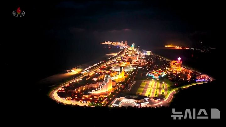 [서울=뉴시스] 북한의 대형 해변 리조트 단지인 원산갈마해안관광지구가 준공됐다. 조선중앙TV는 김정은 북한 국무위원장과 아내 리설주, 딸 주애가 참석한 가운데 지난 24일&nbsp; 준공식이 진행됐다고 26일 보도했다. 사진은 원산갈마해안관광지구. (사진=조선중앙TV 캡쳐) 2025.06.26. photo@newsis.com