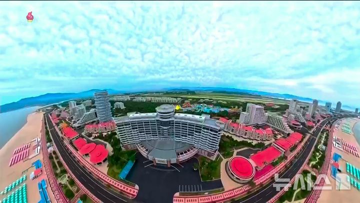 [서울=뉴시스] 북한의 대형 해변 리조트 단지인 원산갈마해안관광지구가 준공됐다. 조선중앙TV는 김정은 북한 국무위원장과 아내 리설주, 딸 주애가 참석한 가운데 지난 24일&nbsp; 준공식이 진행됐다고 26일 보도했다. 사진은 원산갈마해안관광지구. (사진=조선중앙TV 캡쳐) 2025.06.26. photo@newsis.com