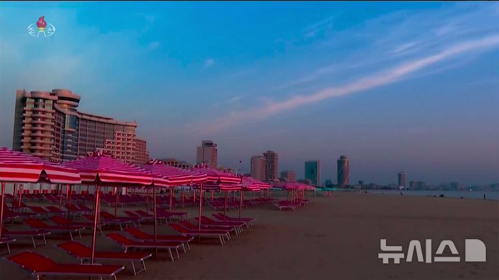 [서울=뉴시스] 북한의 대형 해변 리조트 단지인 원산갈마해안관광지구가 준공됐다. 조선중앙TV는 김정은 북한 국무위원장과 아내 리설주, 딸 주애가 참석한 가운데 지난 24일&nbsp; 준공식이 진행됐다고 26일 보도했다. 사진은 원산갈마해안관광지구. (사진=조선중앙TV 캡쳐) 2025.06.26. photo@newsis.com