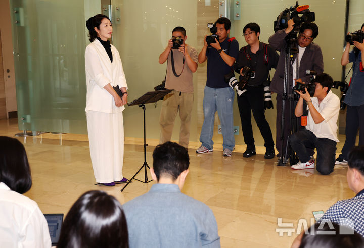[서울=뉴시스] 조성우 기자 = 강선우 여성가족부 장관 후보자가 26일 오후 서울 종로구 이마빌딩에 마련된 인사청문회 준비 사무실에 출근하며 취재진 질문에 답변하고 있다. 2025.06.26. xconfind@newsis.com