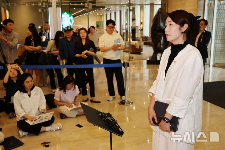 [서울=뉴시스] 조성우 기자 = 강선우 여성가족부 장관 후보자가 26일 오후 서울 종로구 이마빌딩에 마련된 인사청문회 준비 사무실에 출근하며 소감을 말하고 있다. 2025.06.26. xconfind@newsis.com