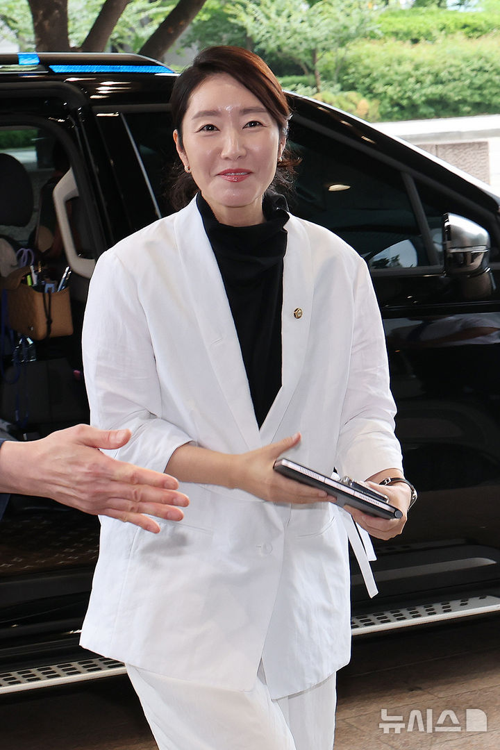 [서울=뉴시스] 조성우 기자 = 강선우 여성가족부 장관 후보자가 26일 오후 서울 종로구 이마빌딩에 마련된 인사청문회 준비 사무실에 출근하고 있다. 2025.06.26. xconfind@newsis.com