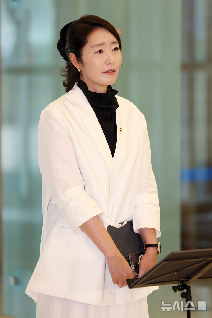 [서울=뉴시스] 조성우 기자 = 강선우 여성가족부 장관 후보자가 26일 오후 서울 종로구 이마빌딩에 마련된 인사청문회 준비 사무실에 출근하며 소감을 말하고 있다. 2025.06.26. xconfind@newsis.com