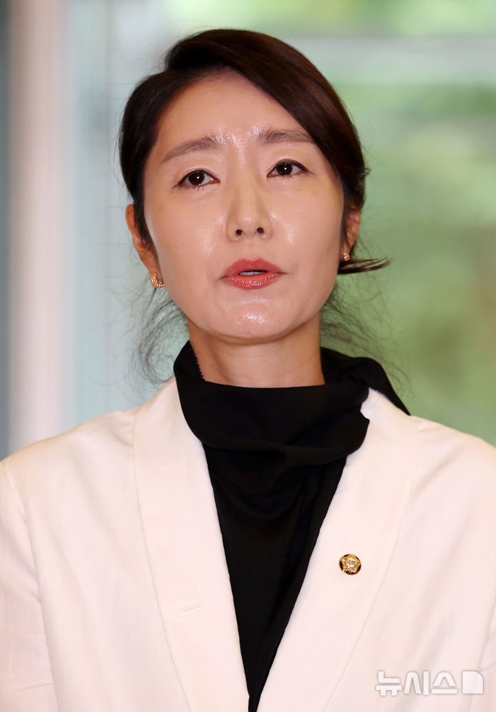 [서울=뉴시스] 조성우 기자 = 강선우 여성가족부 장관 후보자가 26일 오후 서울 종로구 이마빌딩에 마련된 인사청문회 준비 사무실에 출근하며 소감을 말하고 있다. 2025.06.26. xconfind@newsis.com