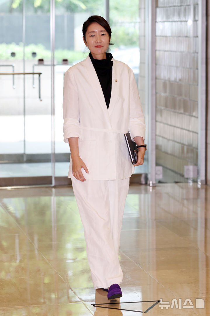 [서울=뉴시스] 조성우 기자 = 강선우 여성가족부 장관 후보자가 26일 오후 서울 종로구 이마빌딩에 마련된 인사청문회 준비 사무실에 출근하고 있다. 2025.06.26. xconfind@newsis.com