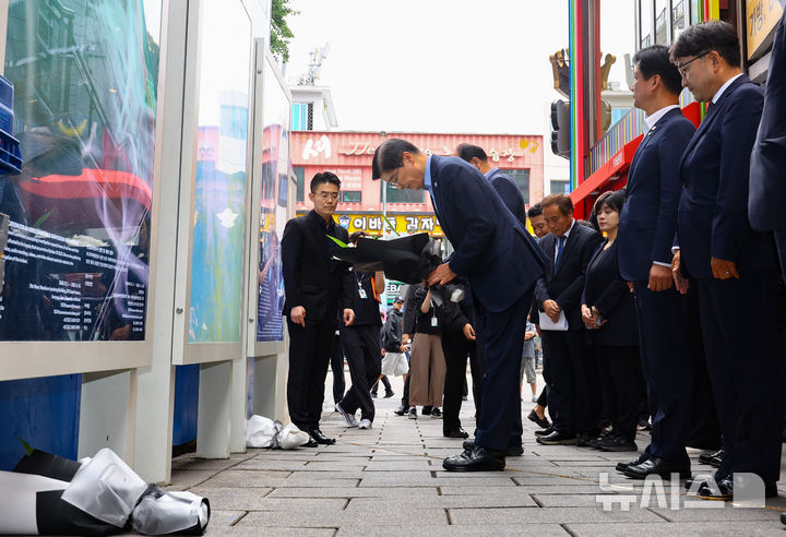 [서울=뉴시스] 황준선 기자 = 이해식 국정기획위원회 정치행정분과위원장이 26일 오후 서울 용산구 10.29 이태원참사 현장을 방문해 헌화하고 있다. 2025.06.26. hwang@newsis.com