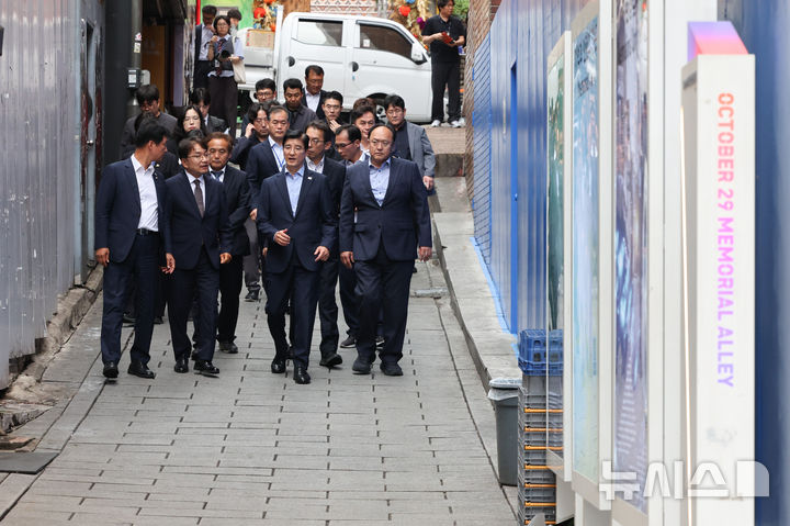 [서울=뉴시스] 황준선 기자 = 이해식(앞줄 왼쪽 세 번째) 국정기획위원회 정치행정분과위원장과 기획위원들이 26일 오후 서울 용산구 10.29 이태원참사 현장을 둘러보고 있다. 2025.06.26. hwang@newsis.com
