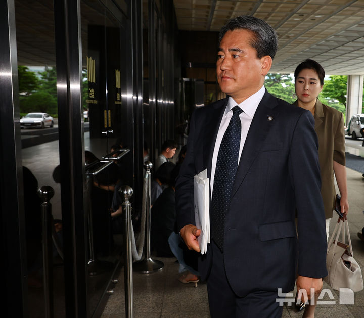 [서울=뉴시스] 박주성 기자 =윤석열 전 대통령 측이 특검 조사 일정을 하루 앞둔 27일 지하주차장을 통해 서울고검 청사로 출입하겠다는 입장을 고수하고 있다. 윤석열 전 대통령 법률대리인단인 송진호, 김계리 변호사가  26일 오후 윤석열 전 대통령 비화폰 통화기록 불법 발출-경찰 수사의 직권남용 혐의 관련 고발 및 증거보전신청을 위해 서울 서초구 서울중앙지방검찰청으로 들어가고 있다. 2025.06.26. park7691@newsis.com