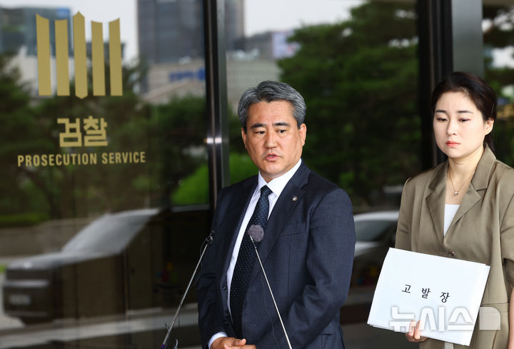 [서울=뉴시스] 박주성 기자 =윤석열 전 대통령 측이 특검 조사 일정을 하루 앞둔 25일 지하주차장을 통해 서울고검 청사로 출입하겠다는 입장을 고수하고 있다. 윤석열 전 대통령 법률대리인단인 송진호(왼쪽), 김계리 변호사가  26일 오후 서울 서초구 서울중앙지방검찰청 앞에서 윤석열 전 대통령 비화폰 통화기록 불법 발출-경찰 수사의 직권남용 혐의 관련 고발 및 증거보전신청에 관한 기자회견을 하고 있다. 2025.06.26. park7691@newsis.com