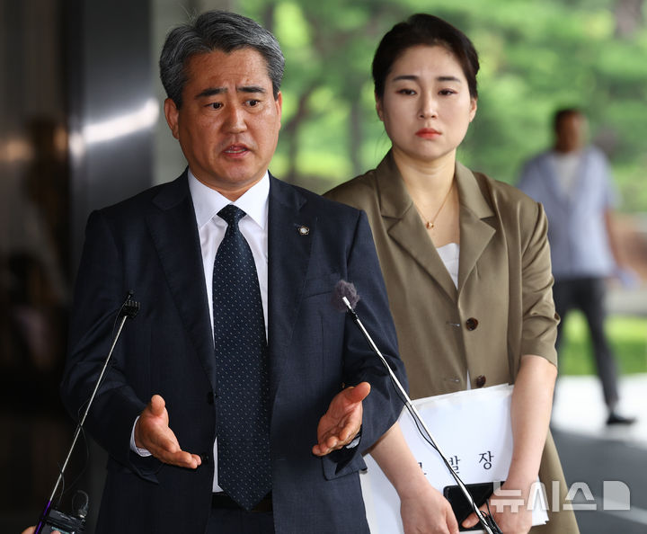 [서울=뉴시스] 박주성 기자 = 윤석열 전 대통령 법률대리인단인 송진호(왼쪽), 김계리 변호사가  26일 오후 서울 서초구 서울중앙지방검찰청 앞에서 윤석열 전 대통령 비화폰 통화기록 불법 발출-경찰 수사의 직권남용 혐의 관련 고발 및 증거보전신청에 관한 기자회견을 하고 있다. 2025.06.26. park7691@newsis.com