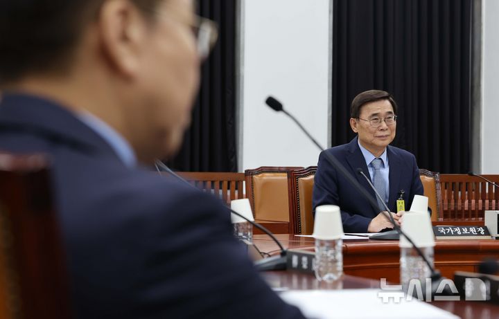 [서울=뉴시스] 국회사진기자단 = 이종석 국정원장이 26일 서울 여의도 국회에서 열린 국회 정보위원회 전체회의에 출석해 자리에 앉아 있다. 2025.06.26. photo@newsis.com