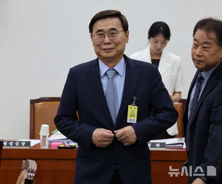 [서울=뉴시스] 국회사진기자단 = 이종석 국정원장이 26일 서울 여의도 국회에서 열린 국회 정보위원회 전체회의에 출석하고 있다. 2025.06.26. photo@newsis.com