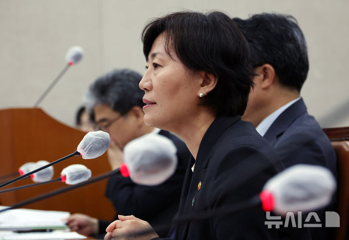 [서울=뉴시스] 김명년 기자 = 송미령 농림축산식품부 장관이 26일 오후 서울 여의도 국회에서 열린 농림축산식품해양수산위원회 전체회의에서 위원 질의에 답하고 있다. 2025.06.26. kmn@newsis.com