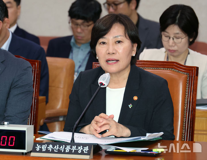 [서울=뉴시스] 김명년 기자 = 송미령 농림축산식품부 장관이 지난달 26일 오후 서울 여의도 국회에서 열린 농림축산식품해양수산위원회 전체회의에서 위원 질의에 답하고 있다. 2025.06.26. kmn@newsis.com
