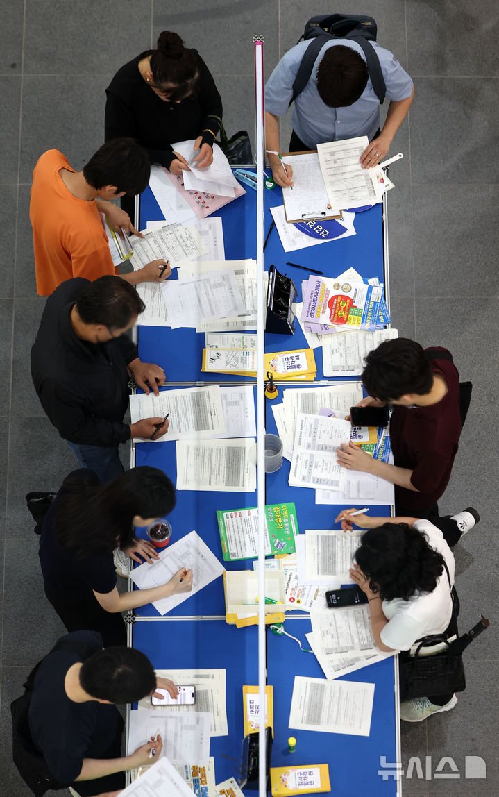 [서울=뉴시스] 김선웅 기자 = 26일 서울 강서구 마곡 서울창업허브엠플러스에서 열린 2025 강서구 취업박람회에서 구직자들이 이력서를 작성하고 있다. 해당 사진은 기사 내용과 관련 없습니다. 2025.06.26. mangusta@newsis.com