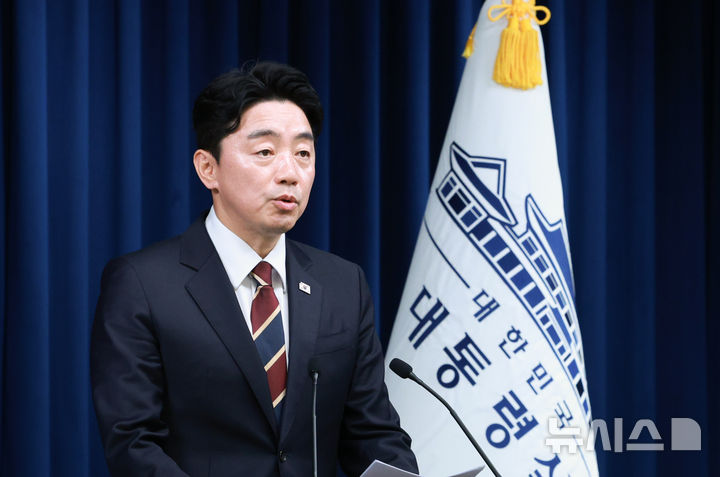 [서울=뉴시스] 고범준 기자 = 강훈식 비서실장이 26일 서울 용산 대통령실 청사에서 이재명 대통령의 인선관련 브리핑을 하고 있다. 2025.06.26. bjko@newsis.com