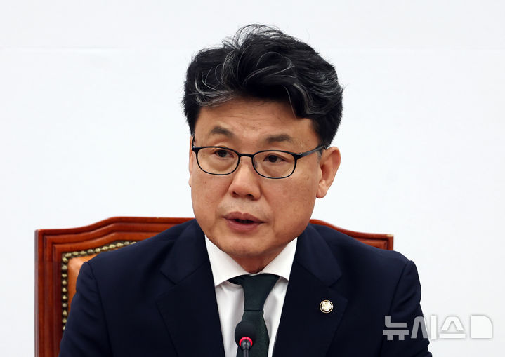 [서울=뉴시스] 고승민 기자 = 진성준 더불어민주당 정책위의장이 26일 서울 여의도 국회에서 임시회 중점처리 법안 및 정책현안 관련 신속한 본회의 개최를 촉구하는 기자회견을 하고 있다. 2025.06.26. kkssmm99@newsis.com