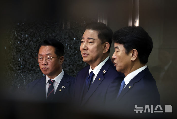 [서울=뉴시스] 고승민 기자 = 더불어민주당 김병기 대표 직무대행 겸 원내대표와 문진석 원내수석부대표, 문금주 원내대변인이 26일 서울 여의도 국회에서 우원식 의장과 회동 후 백브리핑을 하고 있다. 2025.06.26. kkssmm99@newsis.com