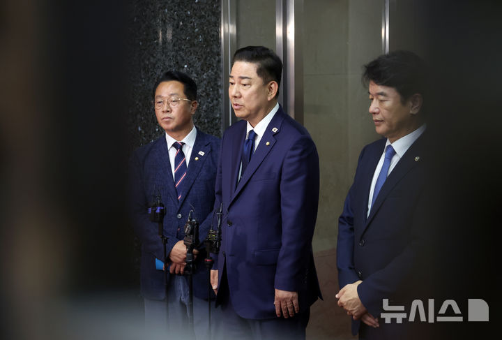 [서울=뉴시스] 고승민 기자 = 더불어민주당 김병기 대표 직무대행 겸 원내대표와 문진석 원내수석부대표, 문금주 원내대변인이 26일 서울 여의도 국회에서 우원식 의장과 회동 후 백브리핑을 하고 있다. 2025.06.26. kkssmm99@newsis.com