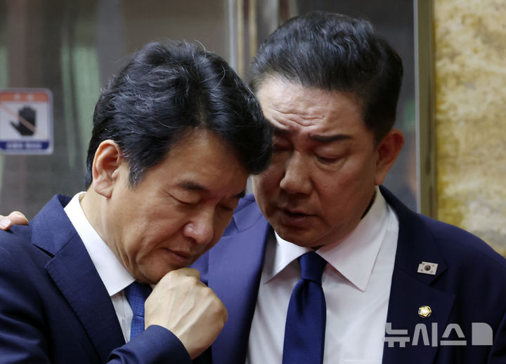 [서울=뉴시스] 고승민 기자 = 더불어민주당 김병기 대표 직무대행 겸 원내대표와 문진석 원내수석부대표가 26일 서울 여의도 국회에서 우원식 의장실로 향하던 중 대화를 하고 있다. 2025.06.26. kkssmm99@newsis.com