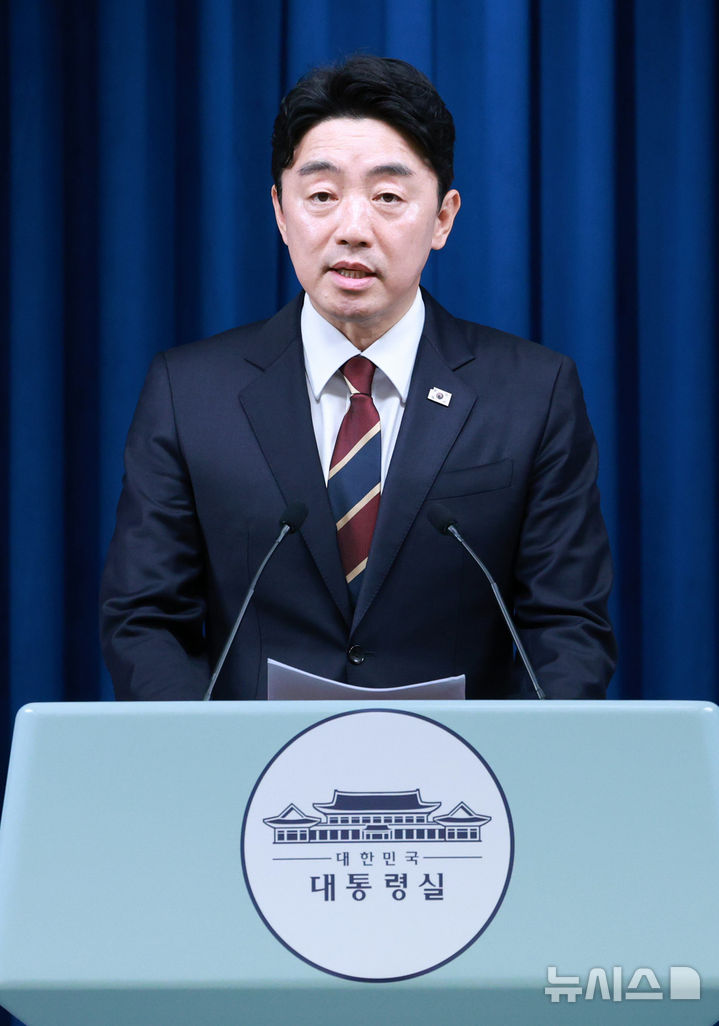 [서울=뉴시스] 고범준 기자 = 강훈식 비서실장이 26일 서울 용산 대통령실 브리핑룸에서 인선 관련 브리핑을 하고 있다. 2025.06.26. bjko@newsis.com